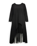 Rochie neagră elegantă, cu mâneci lungi și decolteu rotund, vedere din față.