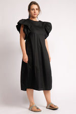 Rochie neagra cu mâneci voluminoase și decolteu rotund.