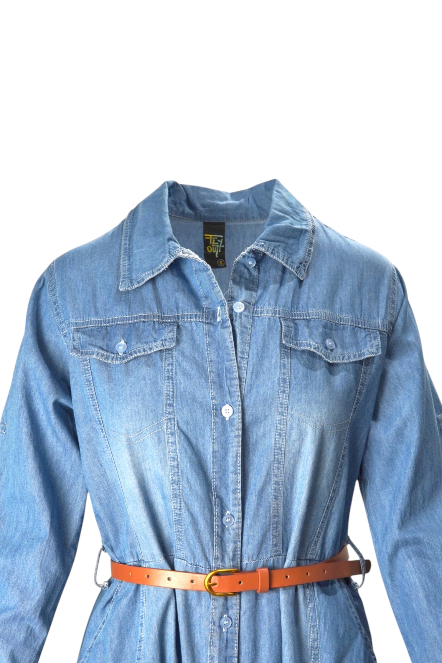 Detaliu guler și buzunare superioare cu clapetă ale unei rochii lungi din denim albastru.