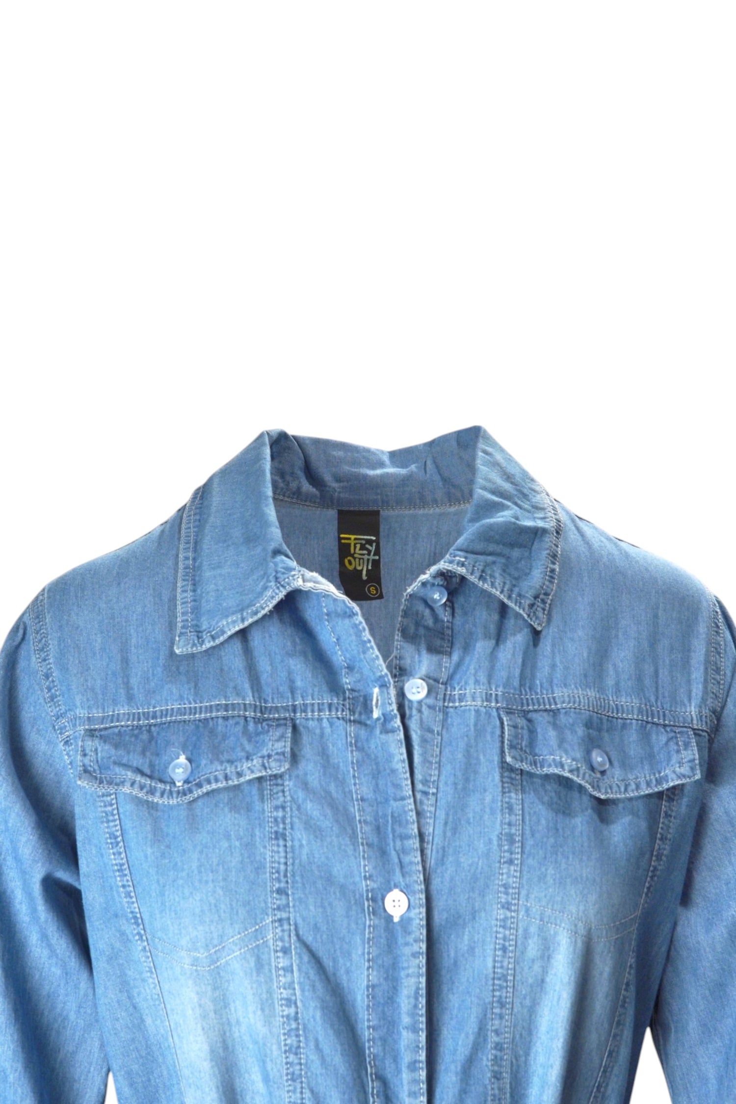 Detaliu material denim albastru cu nasturi și curea maro, evidențiind textura și designul rochiei.