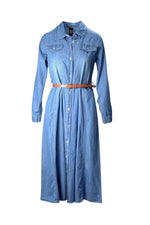  Rochie lungă din denim albastru, cu nasturi pe toată lungimea și curea subțire maro.