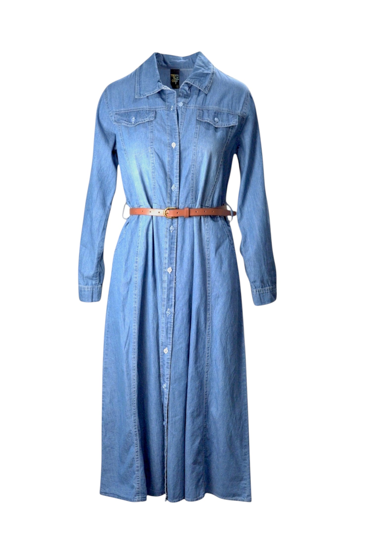  Rochie lungă din denim albastru, cu nasturi pe toată lungimea și curea subțire maro.