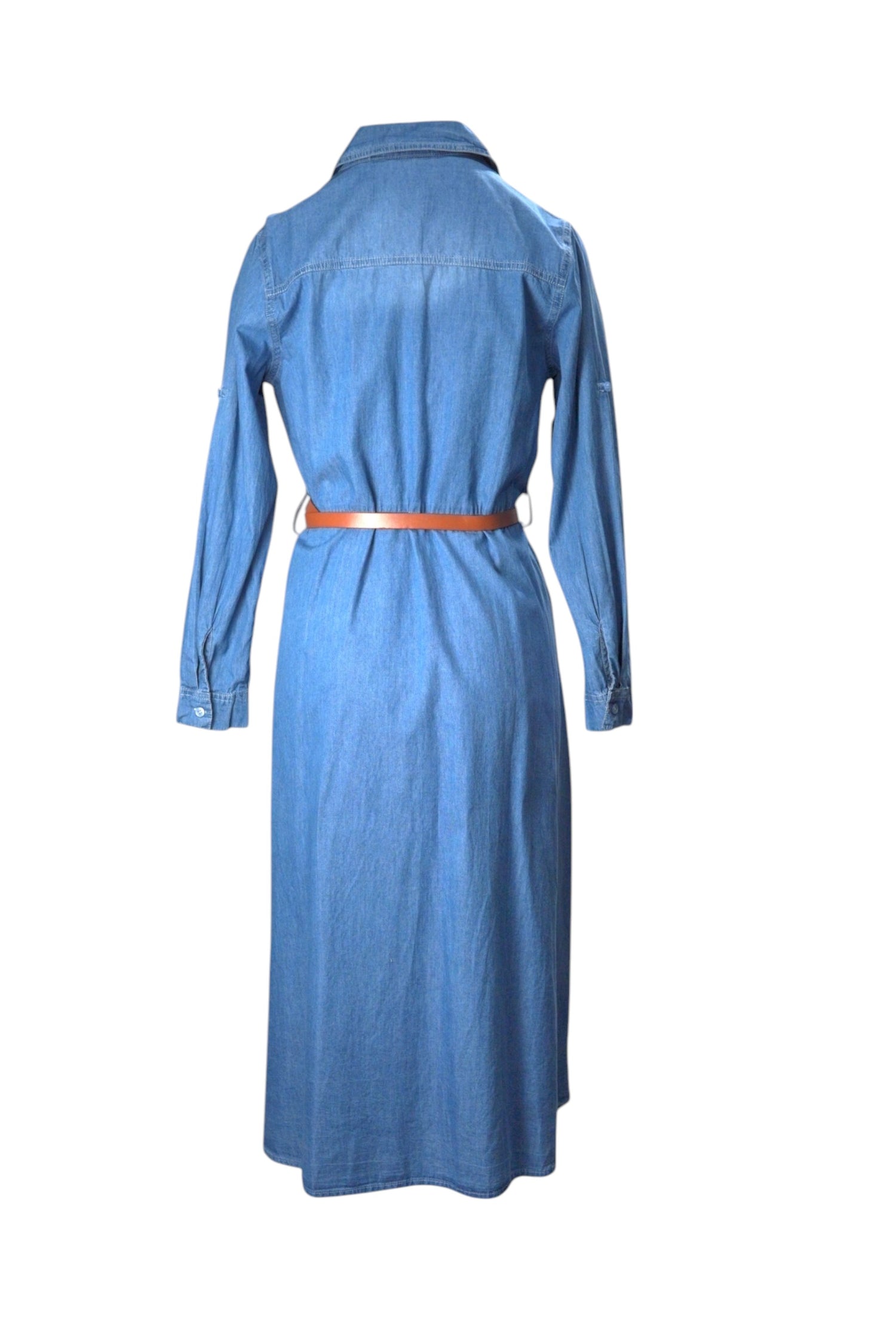Vedere din spate a unei rochii lungi din denim albastru, cu curea maro și mâneci lungi.