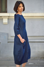  Rochie din denim bleumarin cu aspect minimalist și buzunare funcționale, captură laterală dreapta