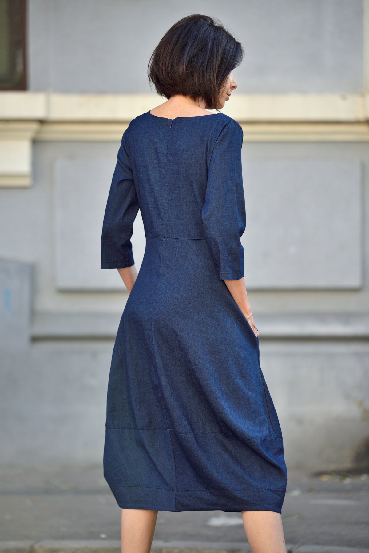 Rochie bleumarin din denim, cu vedere din spate, detaliu cusături și croială în A