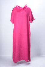 Rochie lungă fucsia din in, cu mâneci scurte și guler moale tip tunică, ideală pentru zilele călduroase de vară.

