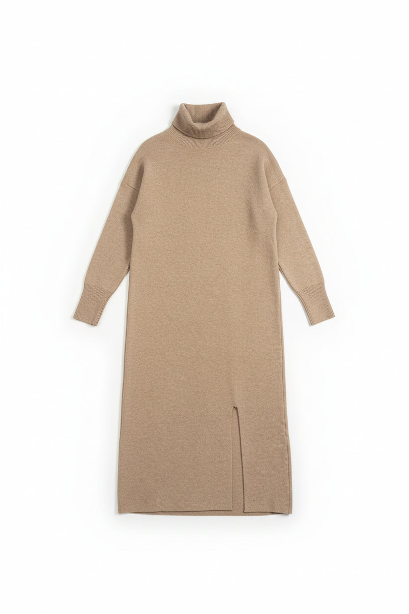 Rochie lungă bej din tricot elastic cu guler înalt și deschidere laterală