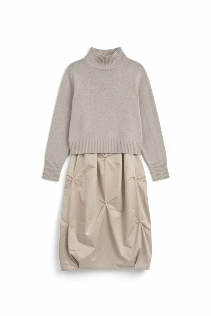 Rochie două piese cu tafta, în nuanță bej, compusă din pulover tricotat și rochie cu bretele.