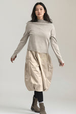 Vedere frontală rochie două piese, cu pulover scurt și rochie midi din tafta structurată.