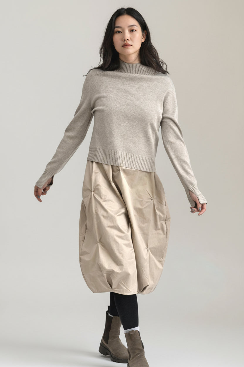 Vedere frontală rochie două piese, cu pulover scurt și rochie midi din tafta structurată.