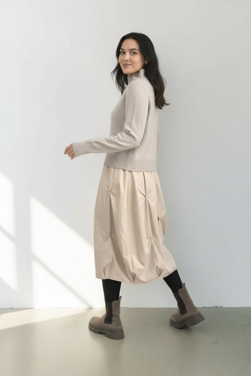 Rochie două piese cu pulover tricotat și rochie cu bretele din tafta, purtată într-o ținută de zi.