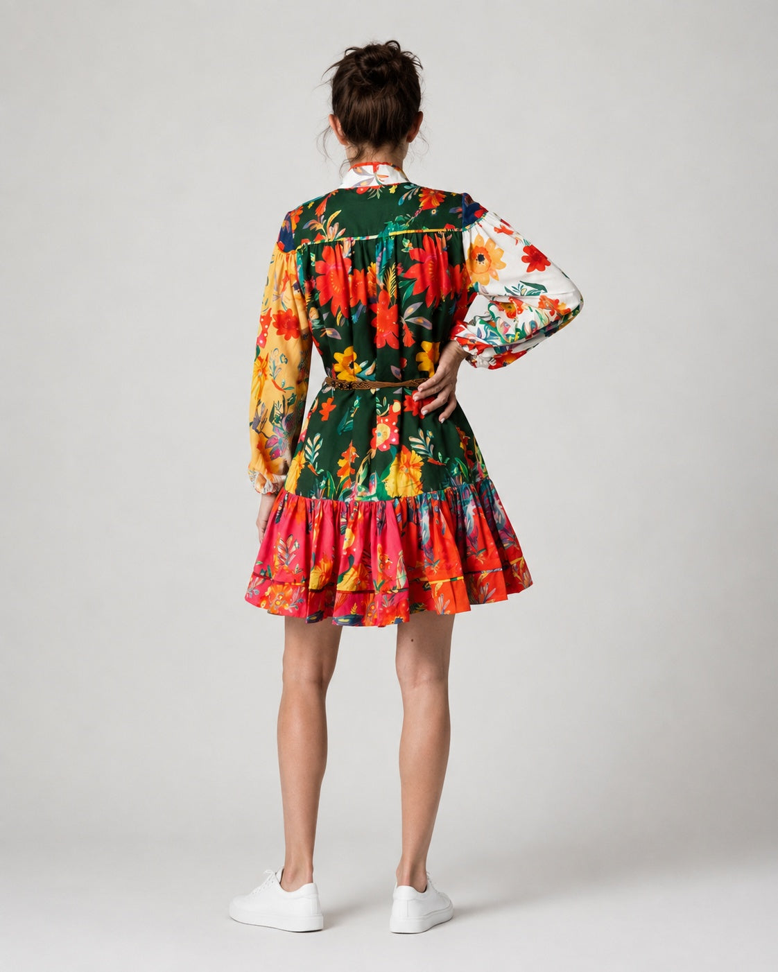 Rochie drop waist cu mânecă lungă, nasturi de lemn și imprimeu floral, vedere din spate