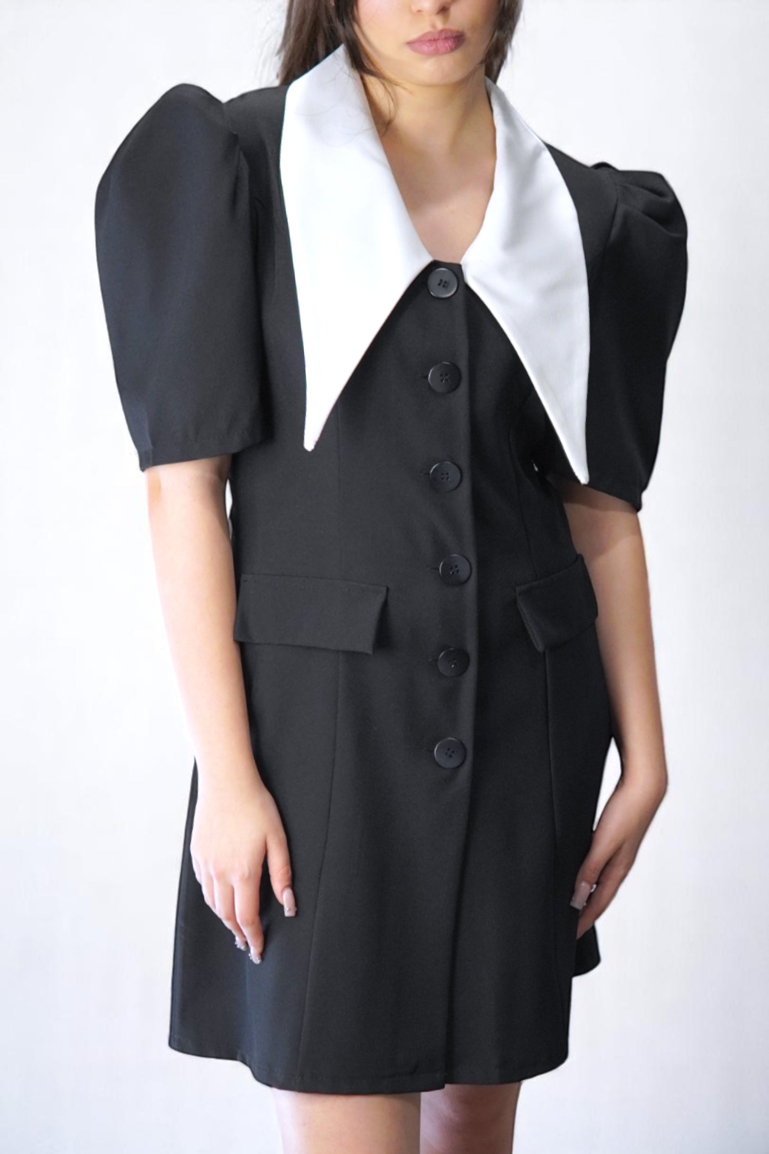 Rochie scurtă neagră cu croială elegantă, guler alb contrastant și mâneci bufante, fabricată în Italia