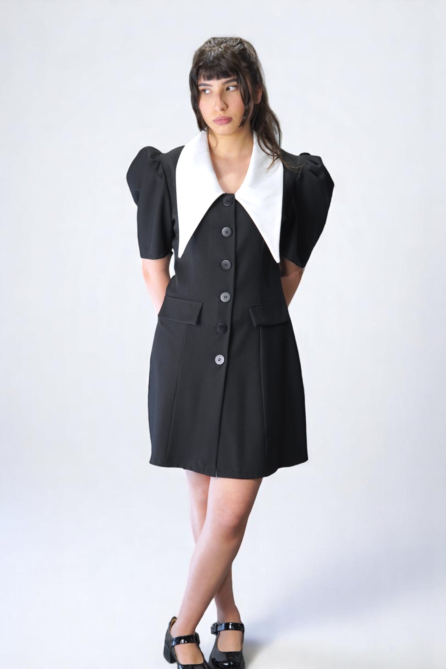 Rochie cu croială elegantă și guler alb în formă de V, vedere laterală