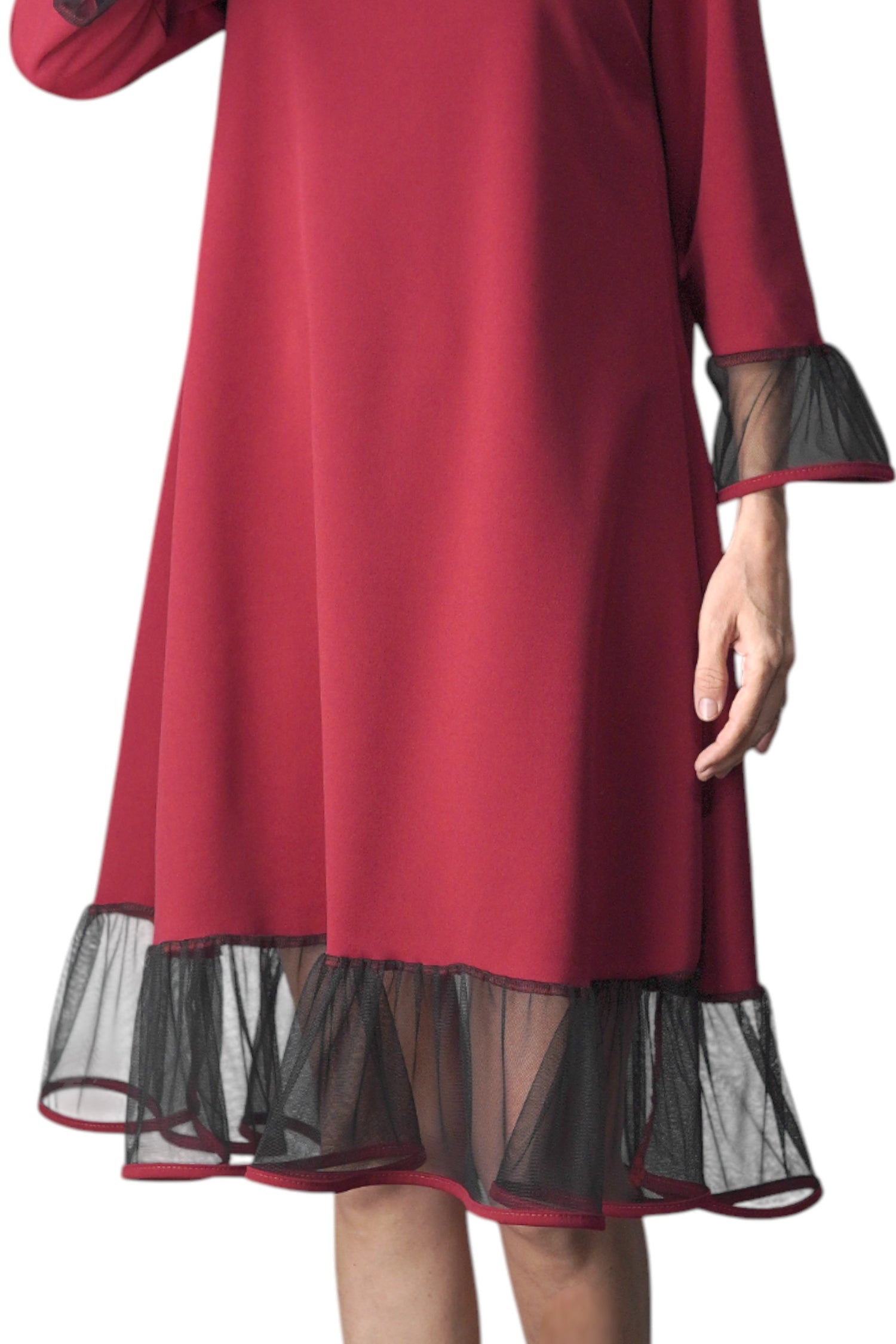 Rochie vișinie cu volane din tul la mâneci și poale, detaliu textil elegant