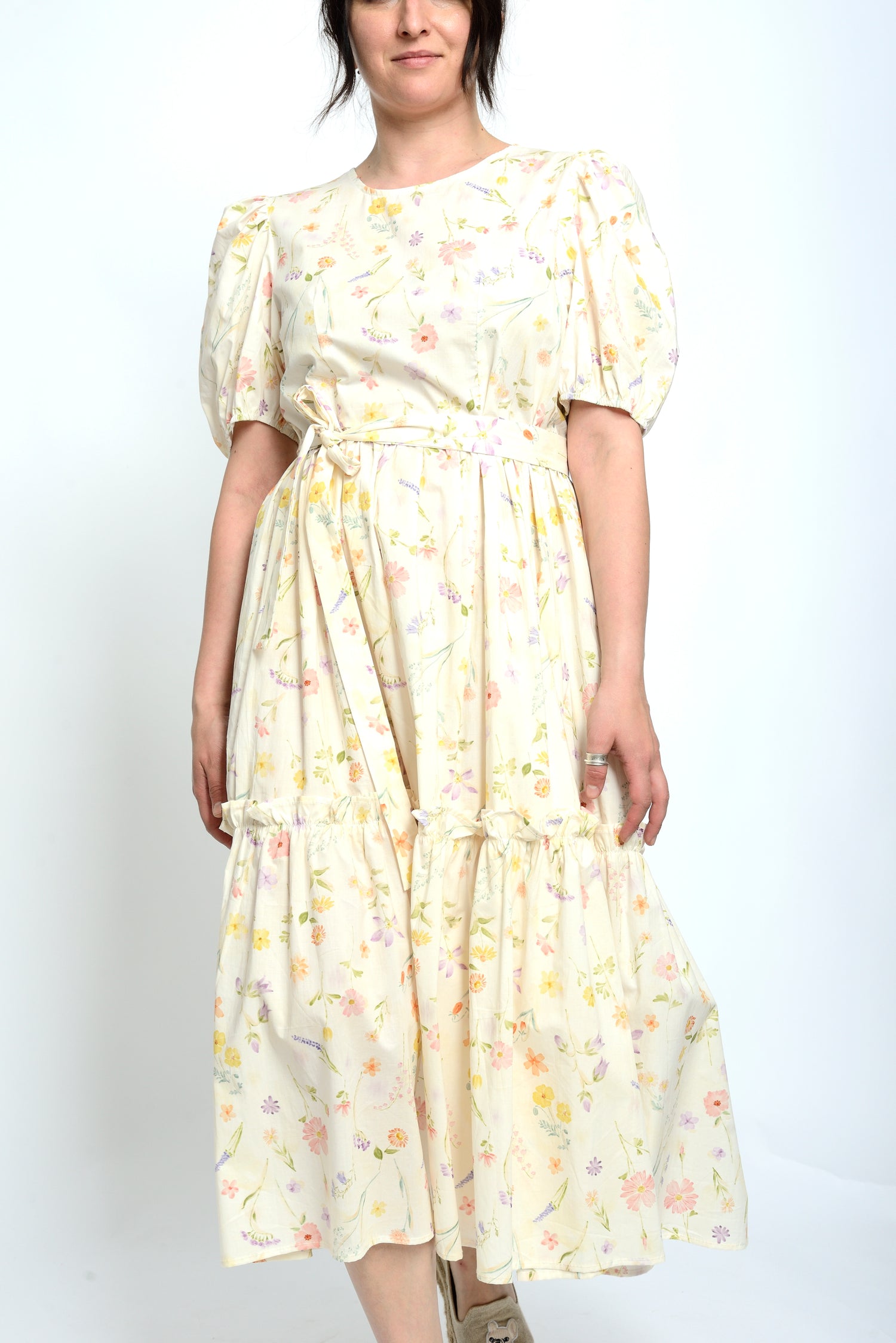 Rochie midi bej cu imprimeu floral discret, cordon în talie și mâneci bufante, vedere laterală