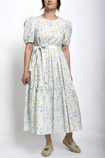 Rochie midi cu imprimeu floral în nuanțe de bleu și galben, talie marcată și mâneci bufante