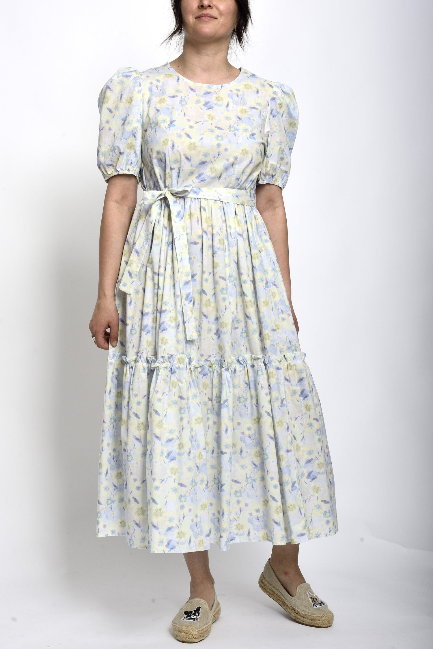 Rochie midi cu imprimeu floral în nuanțe de bleu și galben, talie marcată și mâneci bufante