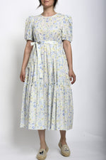 Rochie lejeră cu imprimeu floral pastelat bleu și galben, cordon și volane, vedere frontală