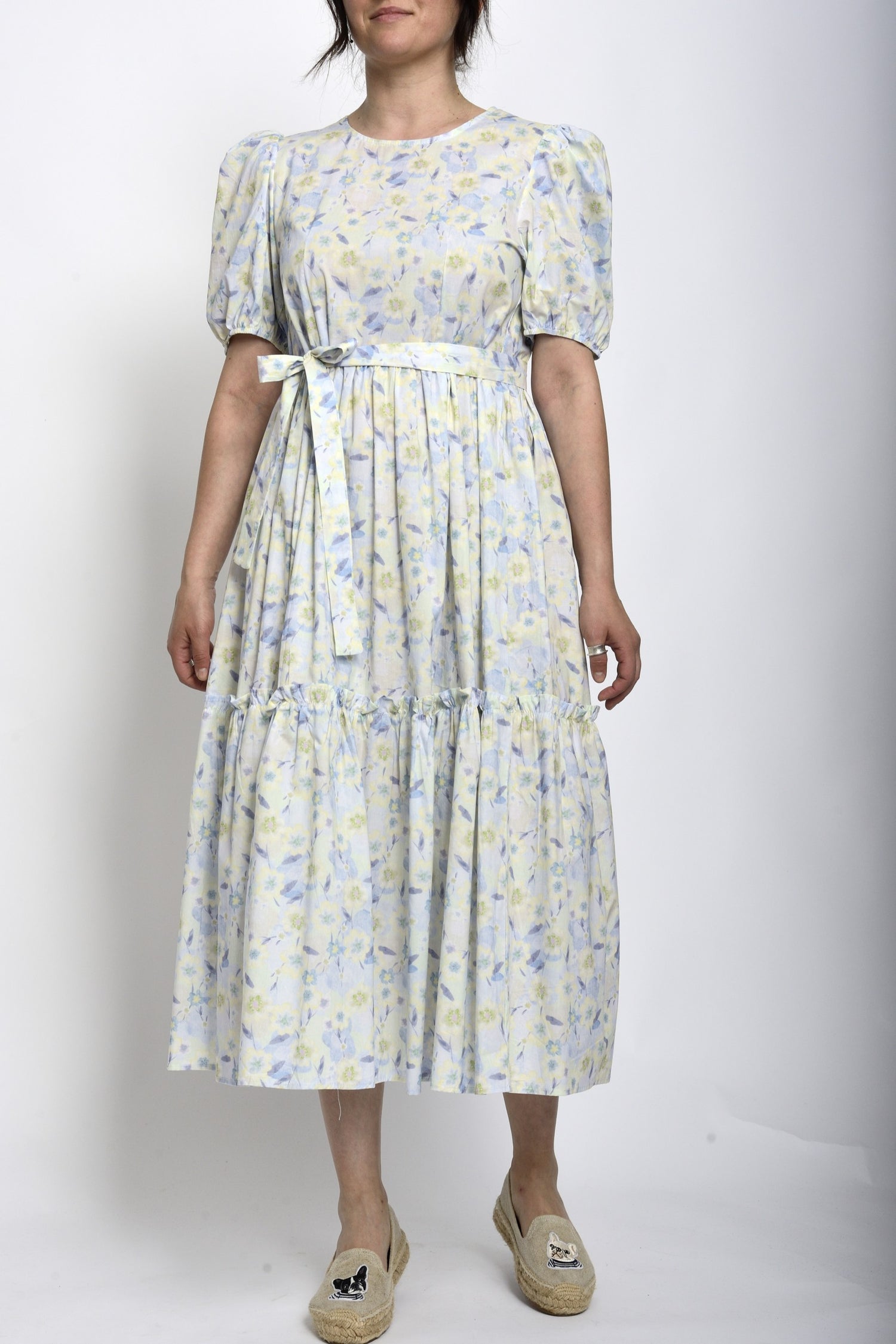 Rochie lejeră cu imprimeu floral pastelat bleu și galben, cordon și volane, vedere frontală