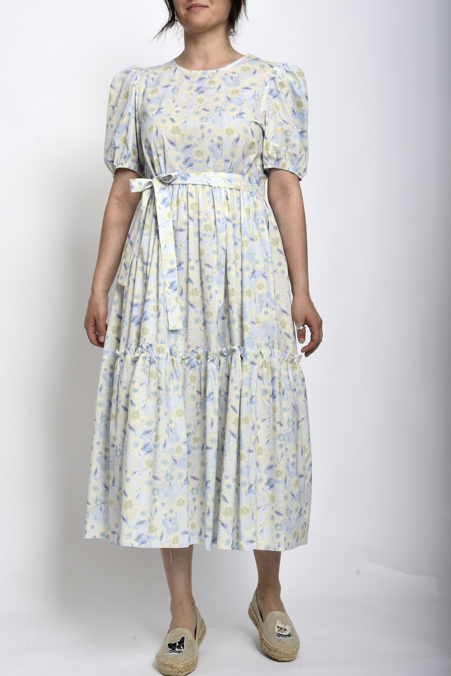 Rochie lejeră cu imprimeu floral pastelat bleu și galben, cordon și volane, vedere frontală