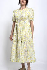 Rochie midi cu imprimeu floral în galben și mov, mâneci bufante și cordon decorativ