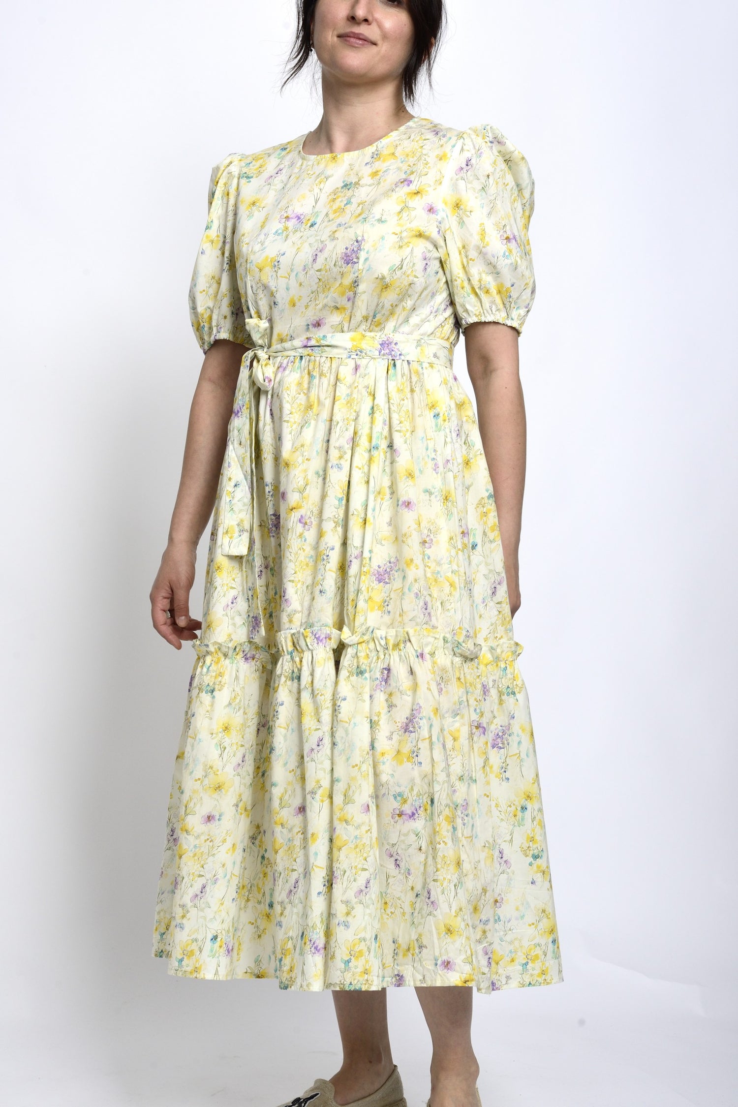 Rochie midi cu imprimeu floral în galben și mov, mâneci bufante și cordon decorativ