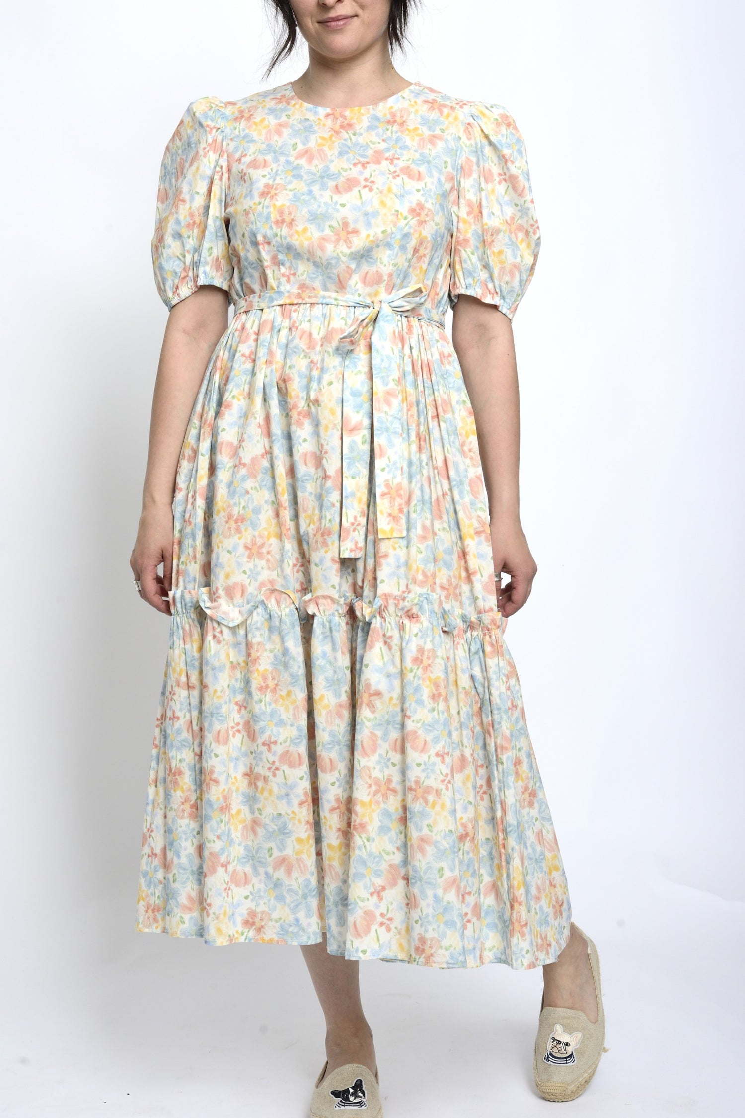 Rochie midi cu imprimeu floral pastelat, mâneci bufante și cordon în talie, vedere frontală