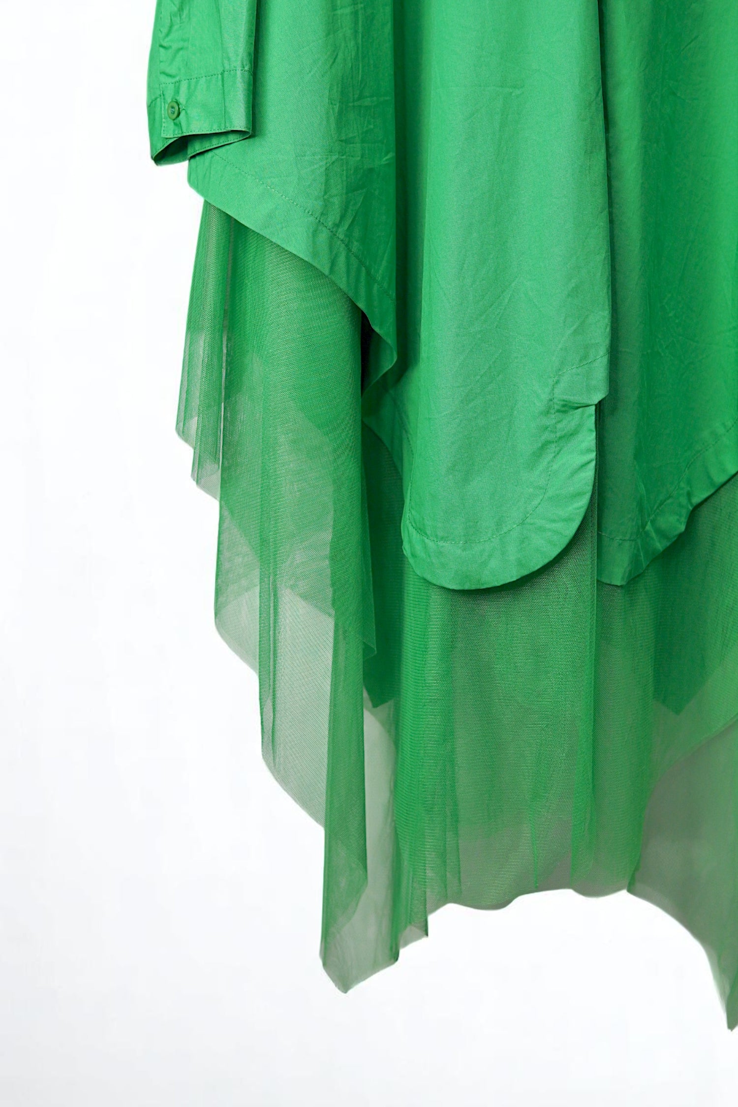 Detaliu de material tul verde suprapus peste bumbac într-o rochie stil cămașă