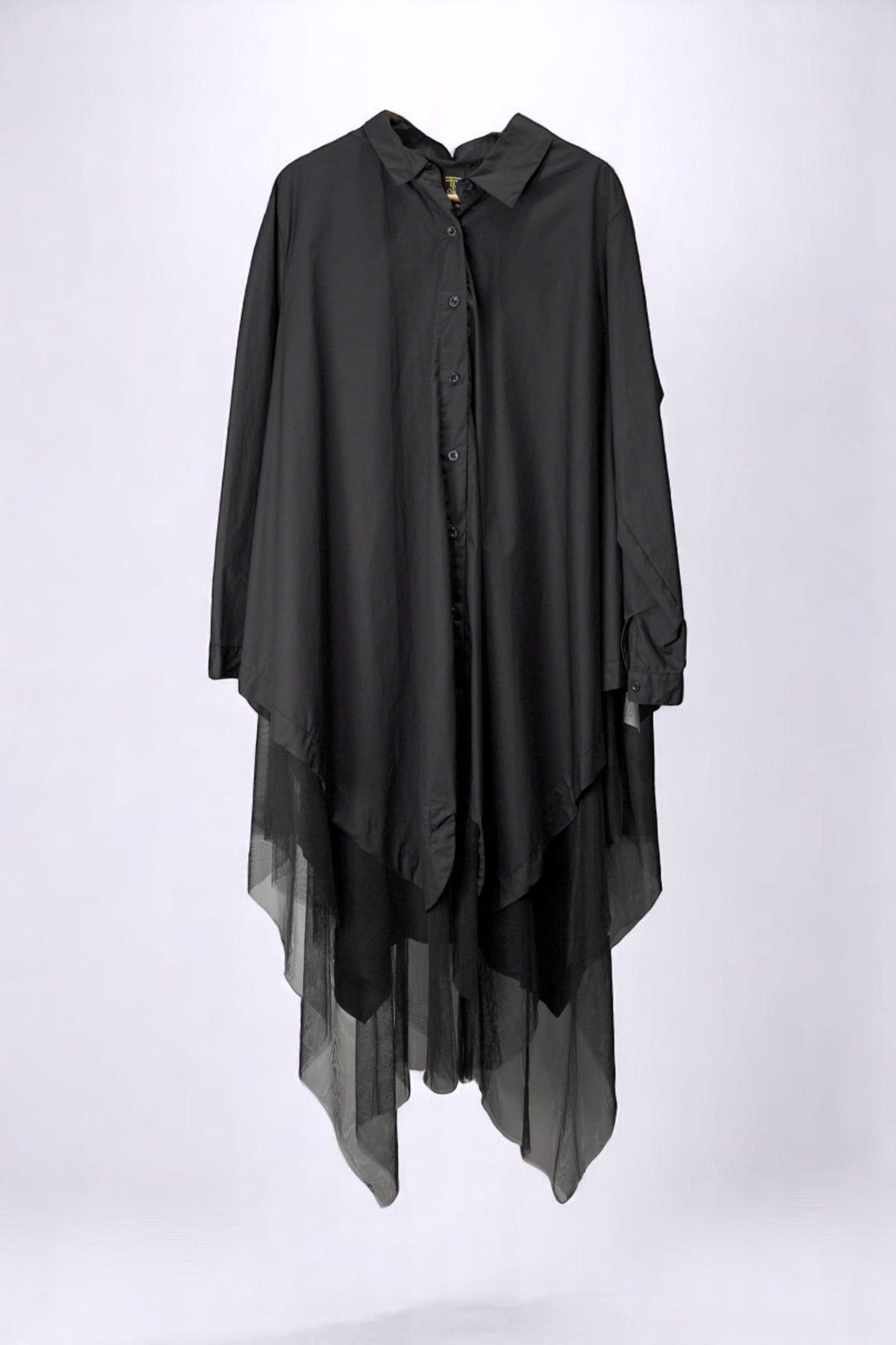 Rochie tip cămașă neagră, cu design asimetric și tul vaporos în partea inferioară
