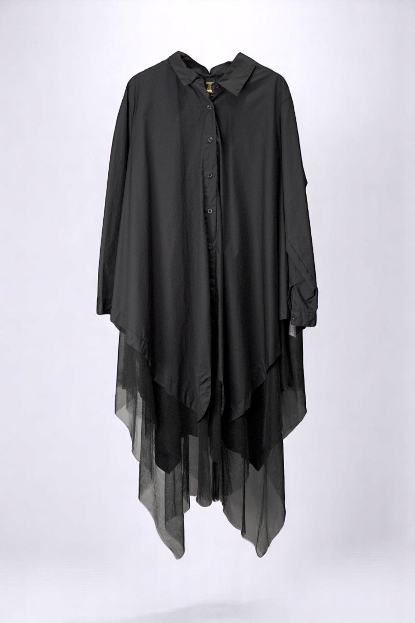 Rochie tip cămașă neagră, cu design asimetric și tul vaporos în partea inferioară