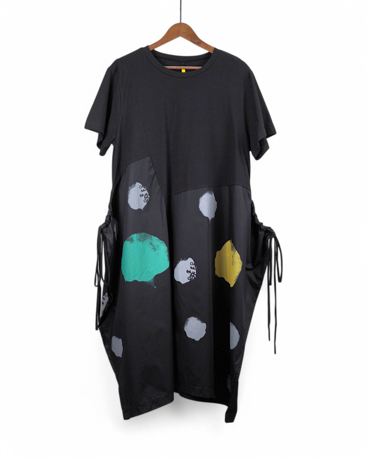 Rochie neagră cu fustă bufantă și imprimeu cercuri acuarelă, croială lejeră și detalii laterale reglabile, brand My Dress
