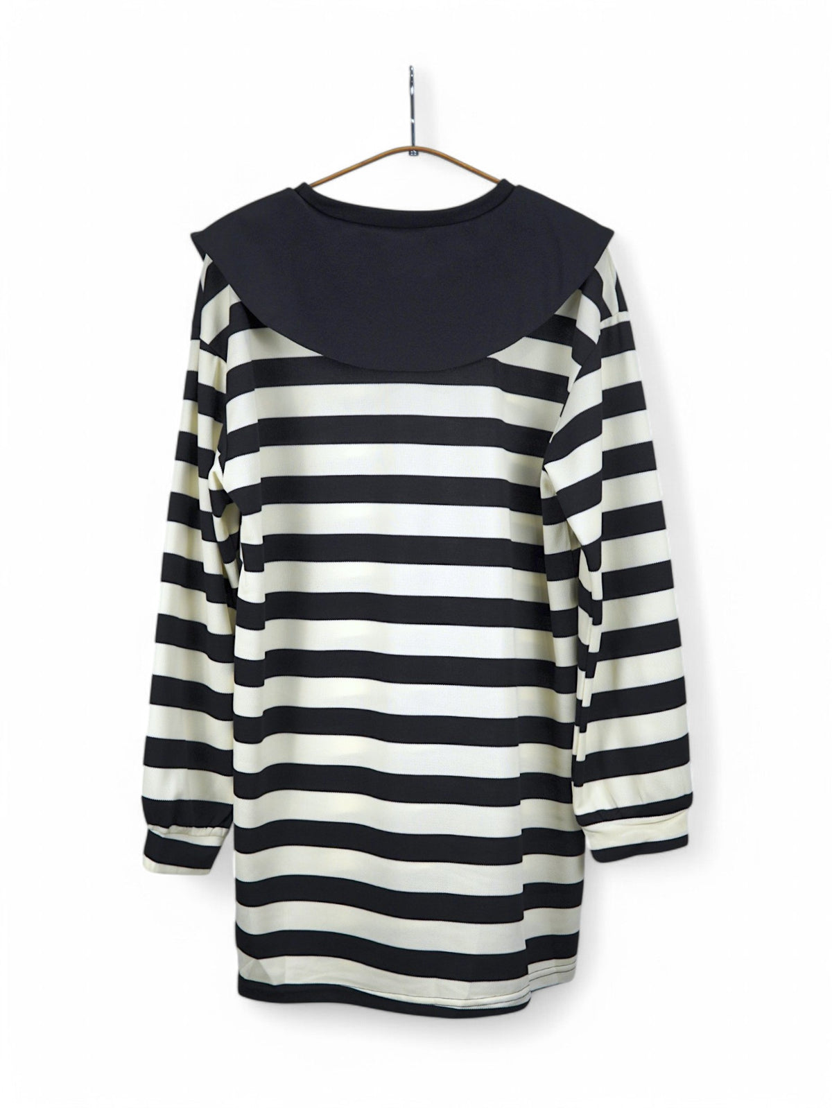 Rochie hanorac cu dungi alb-negru, guler mare contrastant și mâneci lungi, potrivită pentru un look casual-chic.