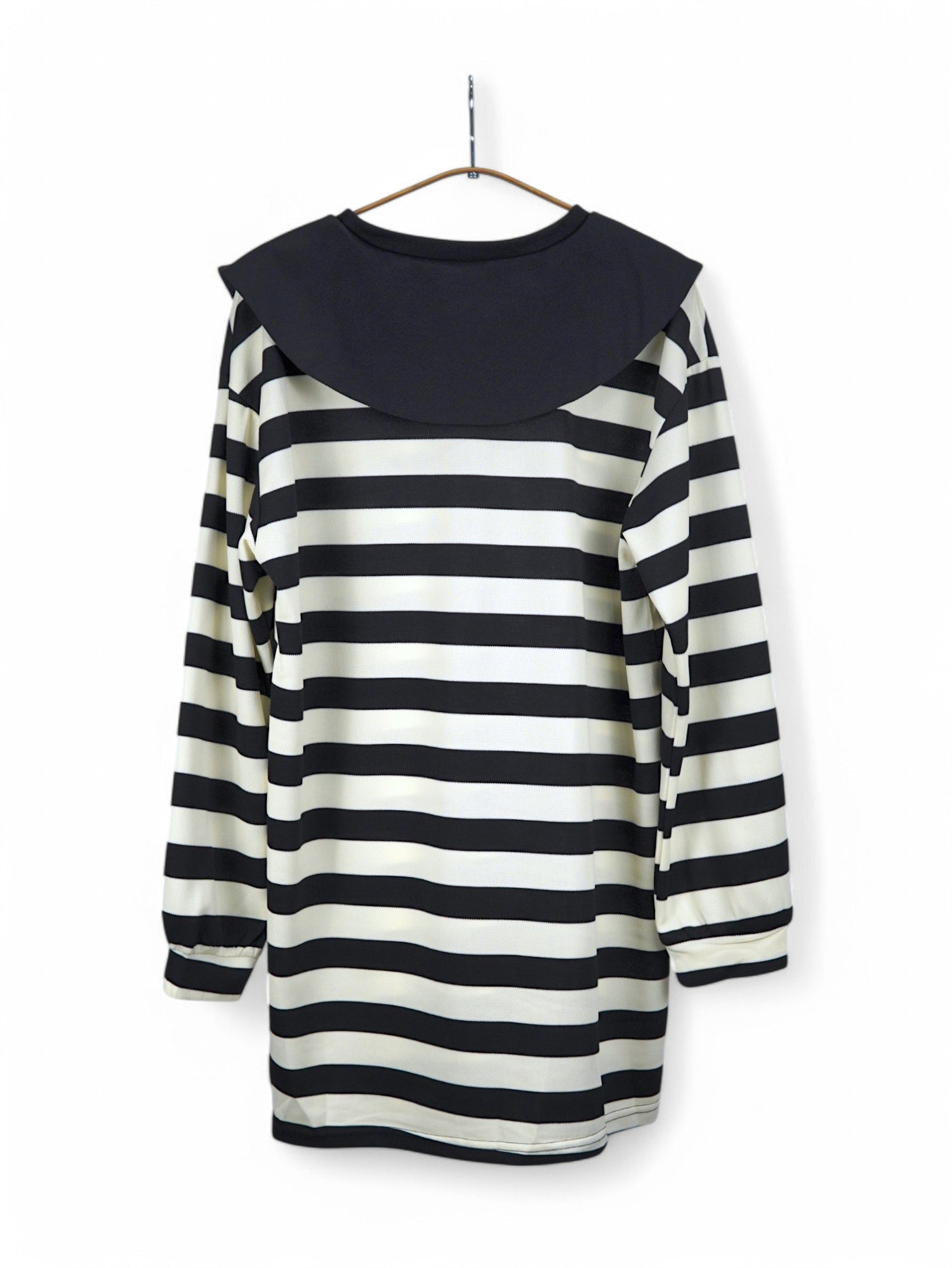 Rochie hanorac cu dungi alb-negru, guler mare contrastant și mâneci lungi, potrivită pentru un look casual-chic.