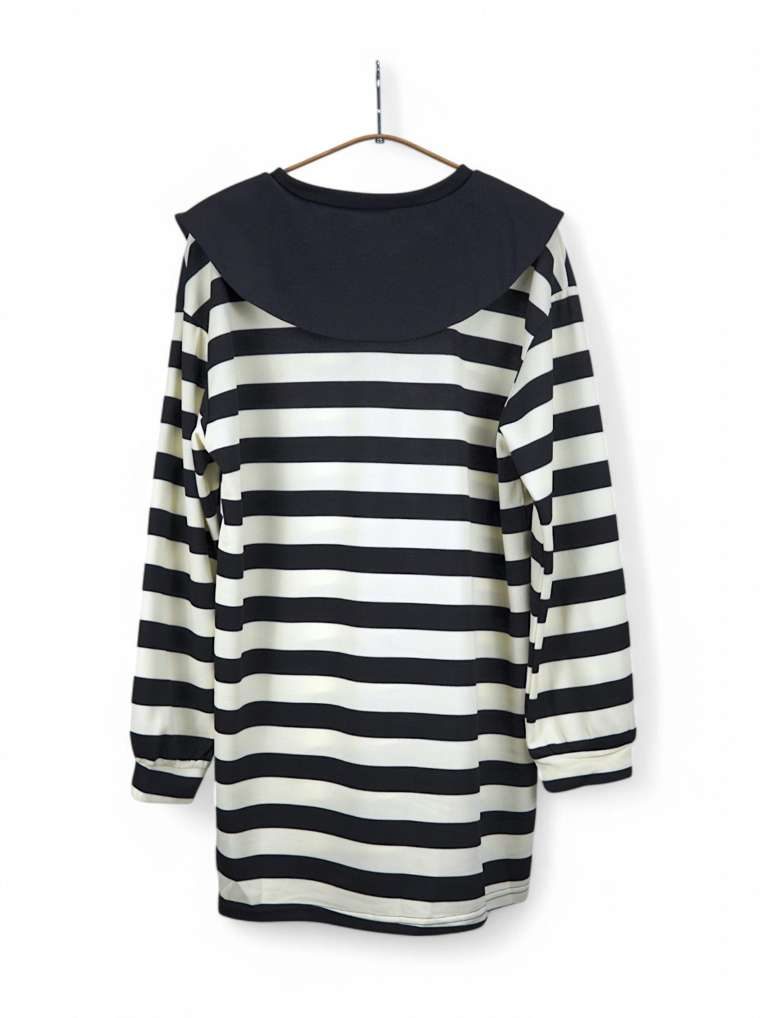 Rochie hanorac cu dungi alb-negru, guler mare contrastant și mâneci lungi, potrivită pentru un look casual-chic.