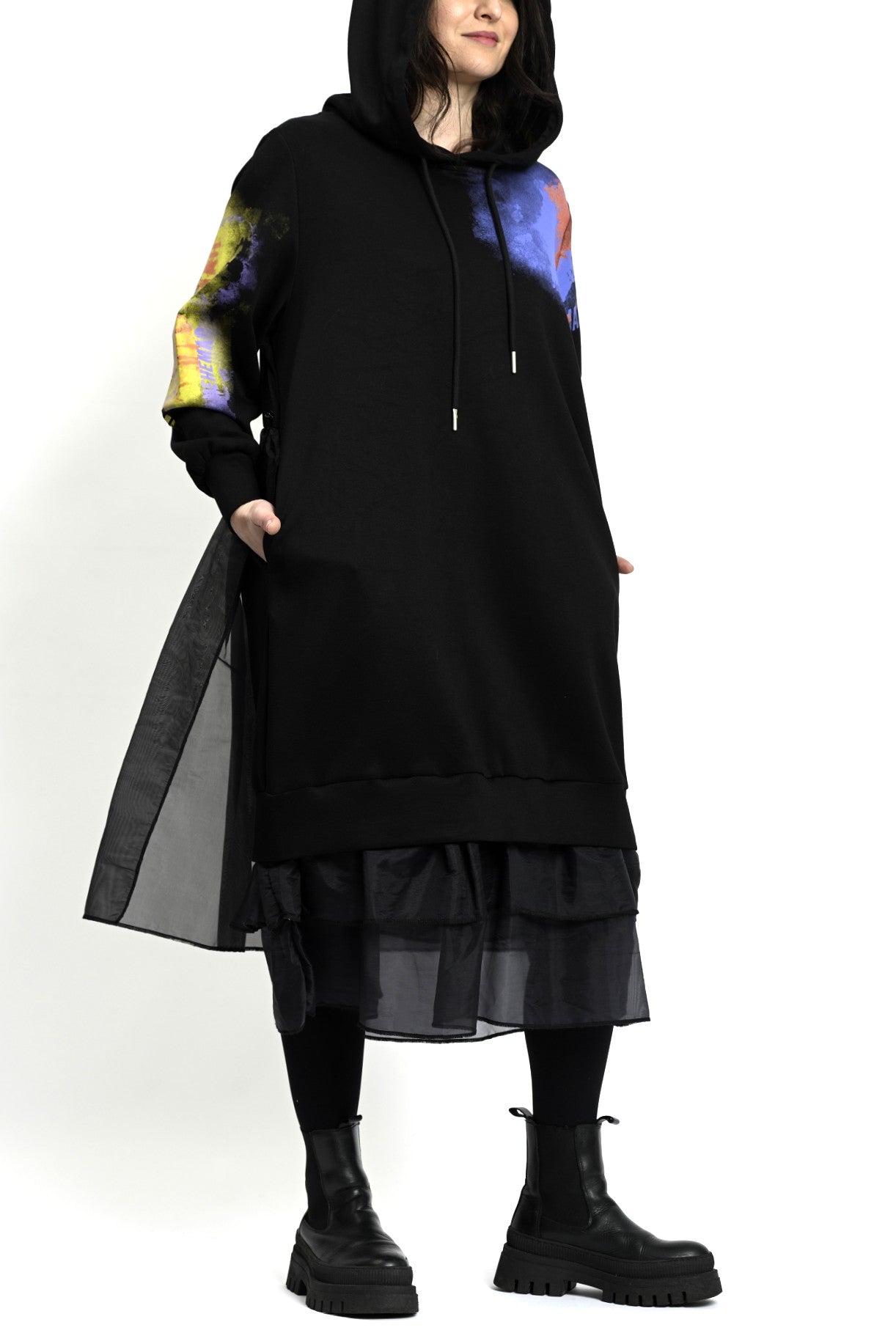 Rochie hanorac neagră cu print tip splash pe mâneci, lungime midi, purtată cu bocanci.