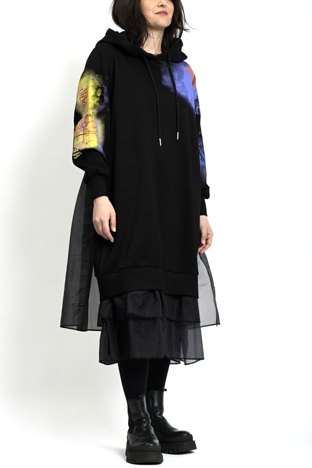 Vedere laterală a rochiei hanorac cu detaliu splash colorat și croială lejeră.