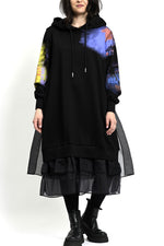 Spatele rochiei hanorac negre, cu glugă și cădere fluidă până sub genunchi.