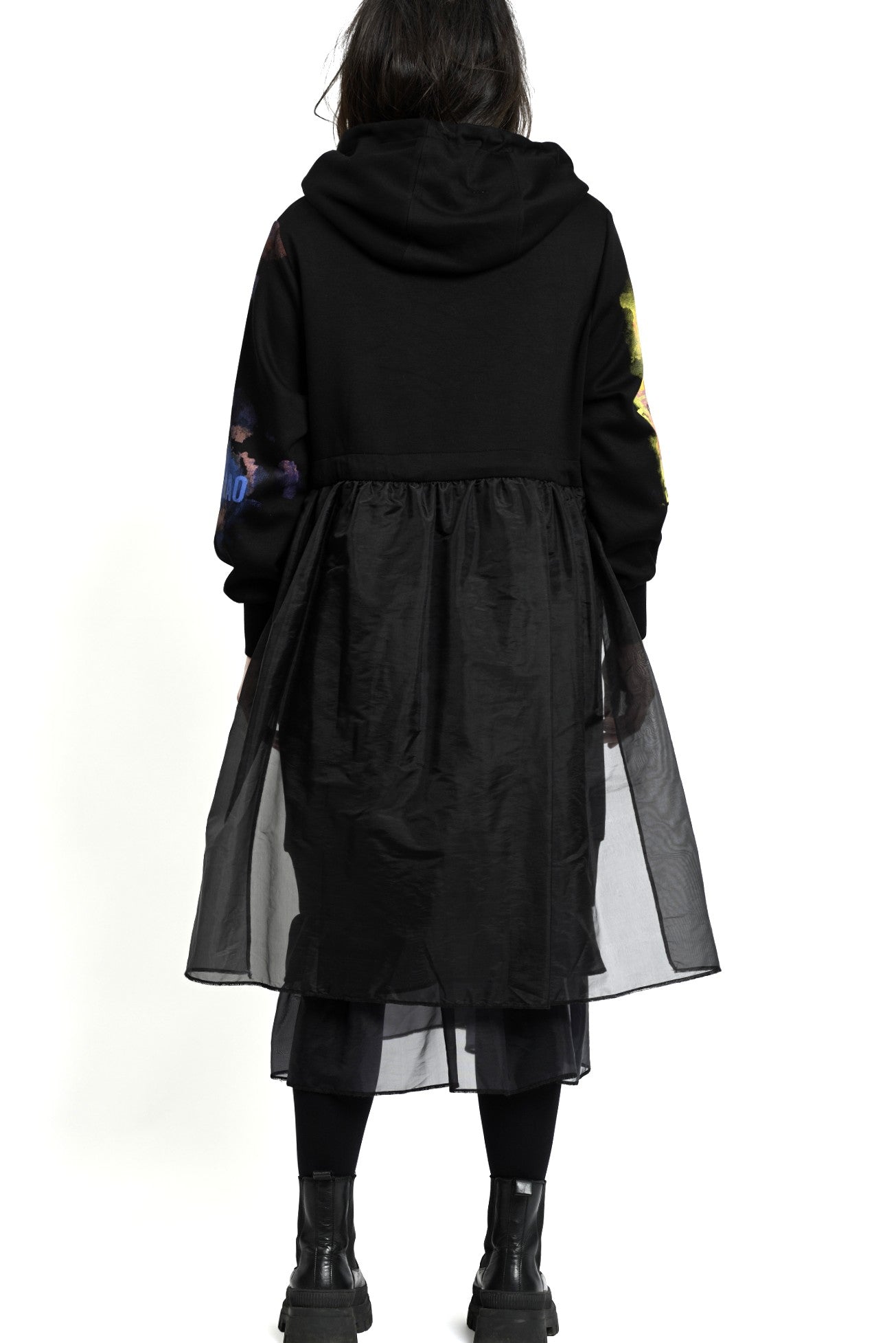 Spatele rochiei hanorac negre, cu glugă și cădere fluidă până sub genunchi.