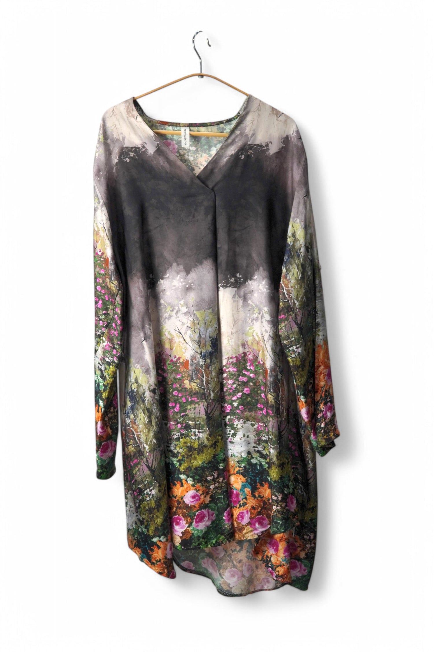 Rochie vaporoasă cu imprimeu floral în nuanțe de negru, portocaliu și verde.
