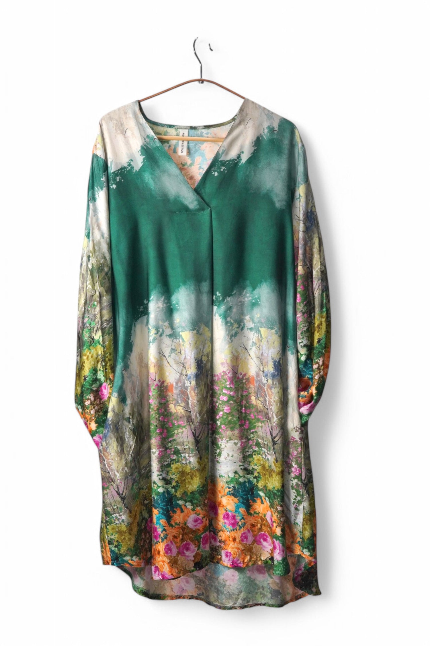 Rochie elegantă cu imprimeu floral verde, cu elemente inspirate din natură.
