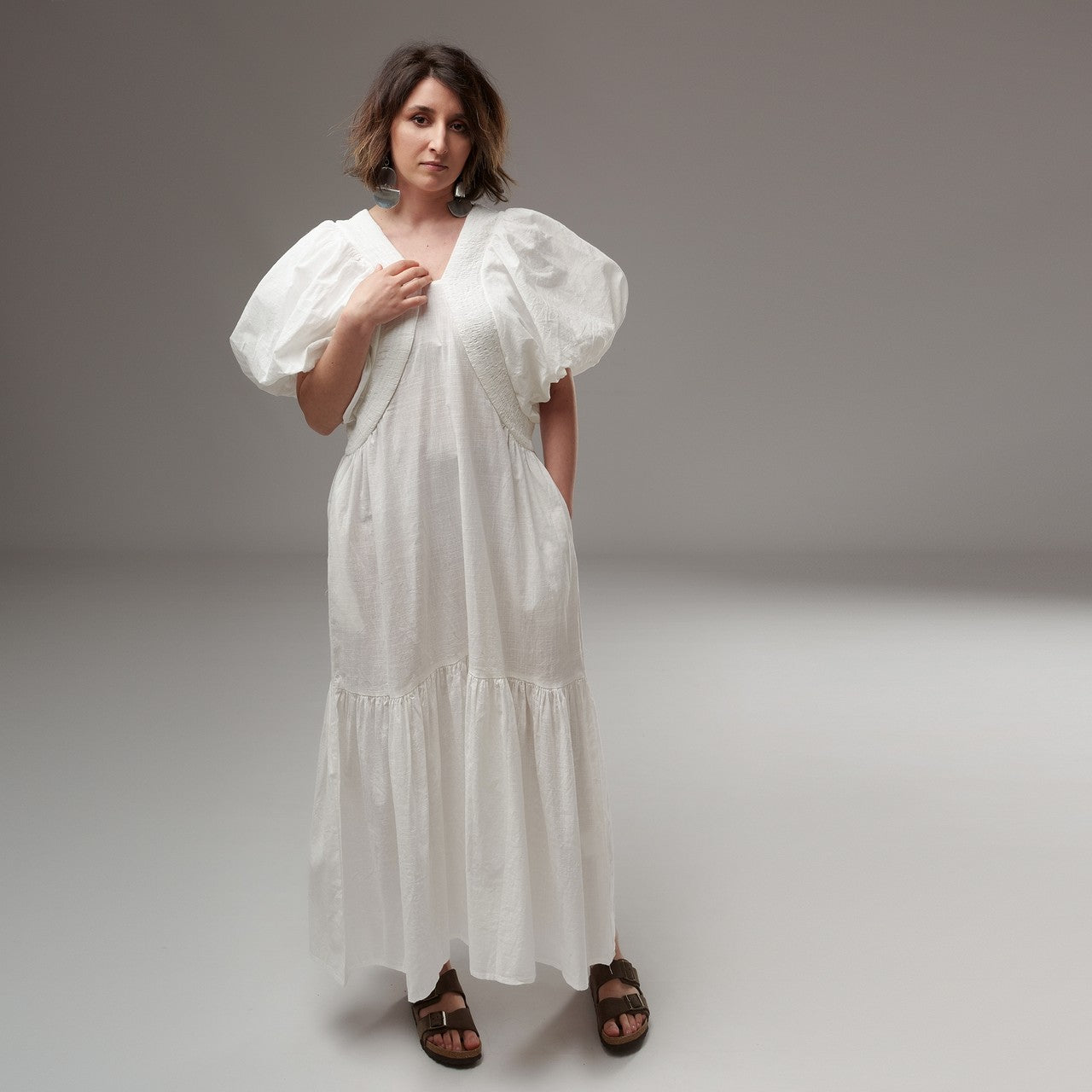 Rochie albă vaporoasă cu umeri bufanți și croială lejeră, ideală pentru ținute estivale elegante.