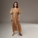 Rochie bej până la gambă din amestec de in și bumbac, cu umeri bufanți, decolteu în V și fustă amplă cu pliu lat.