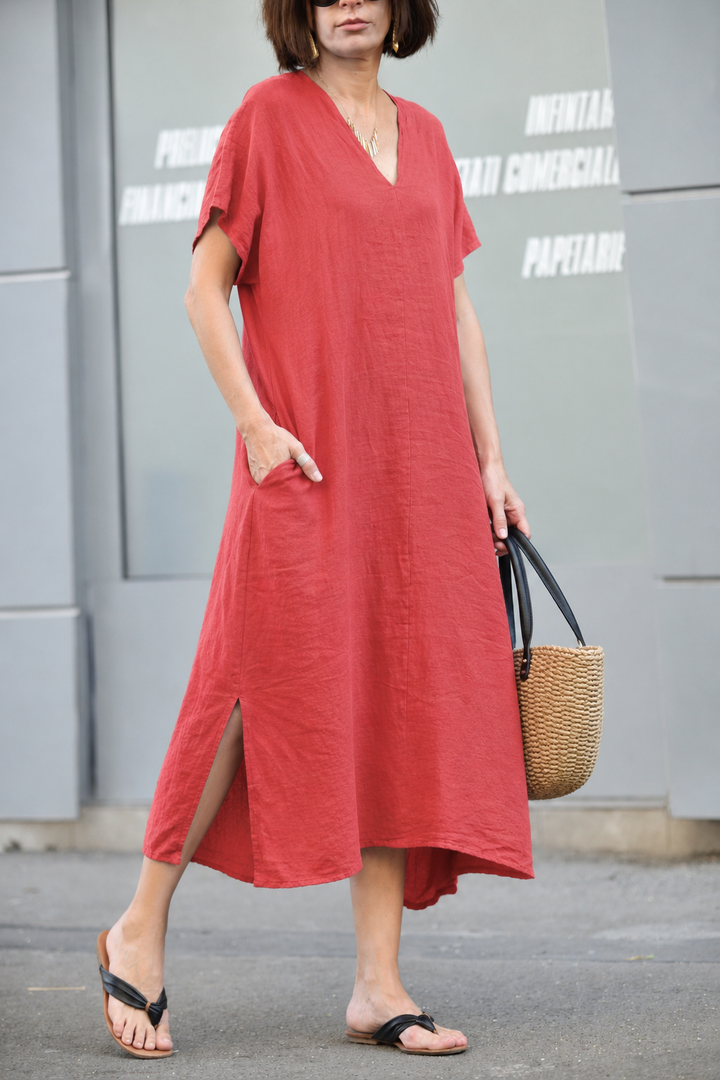 Rochie lungă din in portocaliu inchis, cu umeri căzuți, buzunare laterale și croială vaporoasă — All Above Boutique.