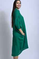 Detaliu mânecă 3/4 la rochia din in, cu croială lejeră și finisaj simplu.