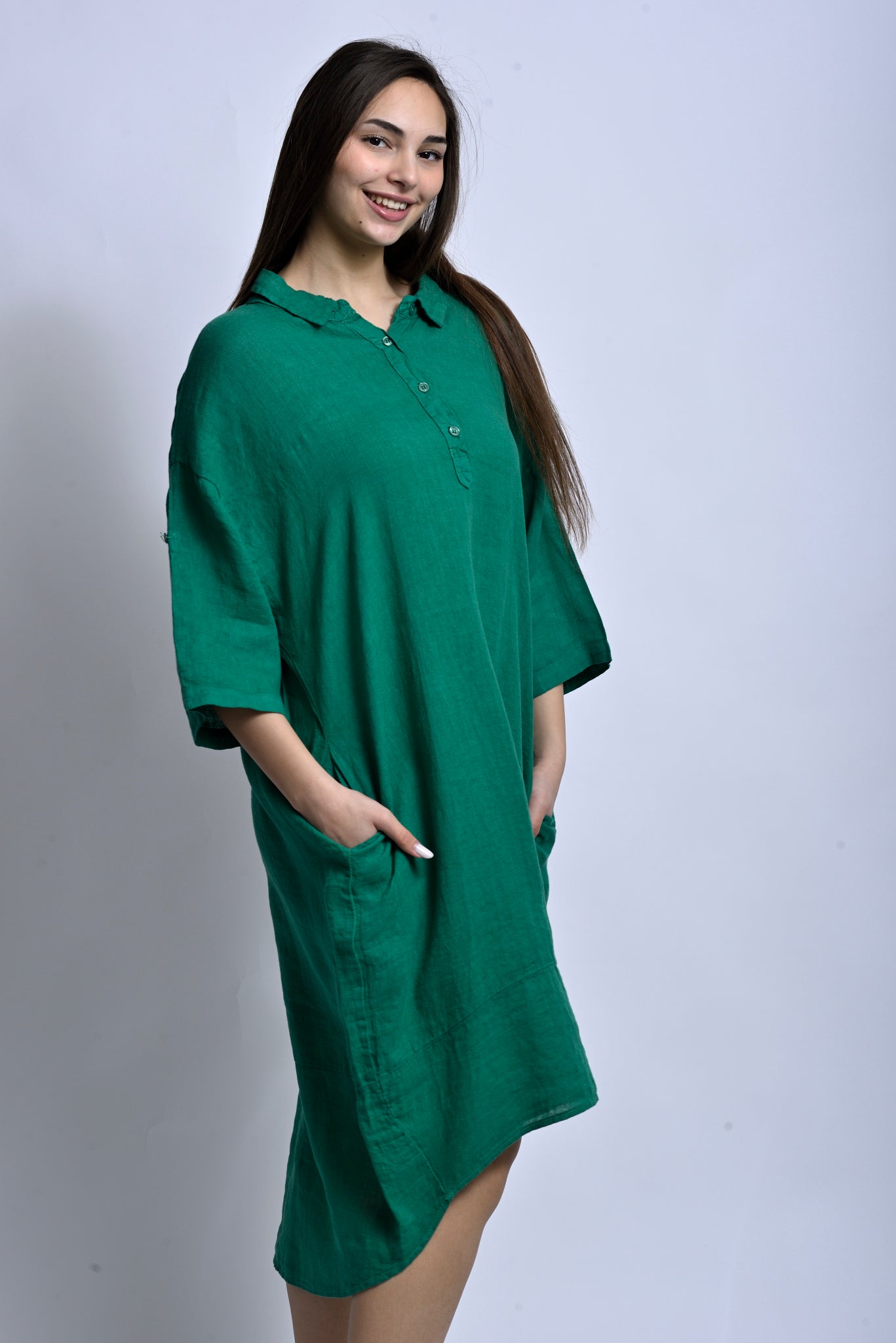 Rochie din in surprinsă în mișcare, evidențiind fluiditatea materialului și confortul la purtare.