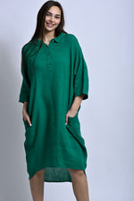 Vedere integrală a rochiei din in, cu volum relaxat și cădere naturală, potrivită pentru ținute de zi.