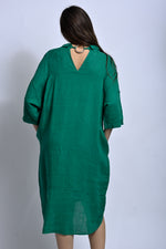 Vedere din spate a rochiei din in cu cataramă reglabilă, accent discret și funcțional.