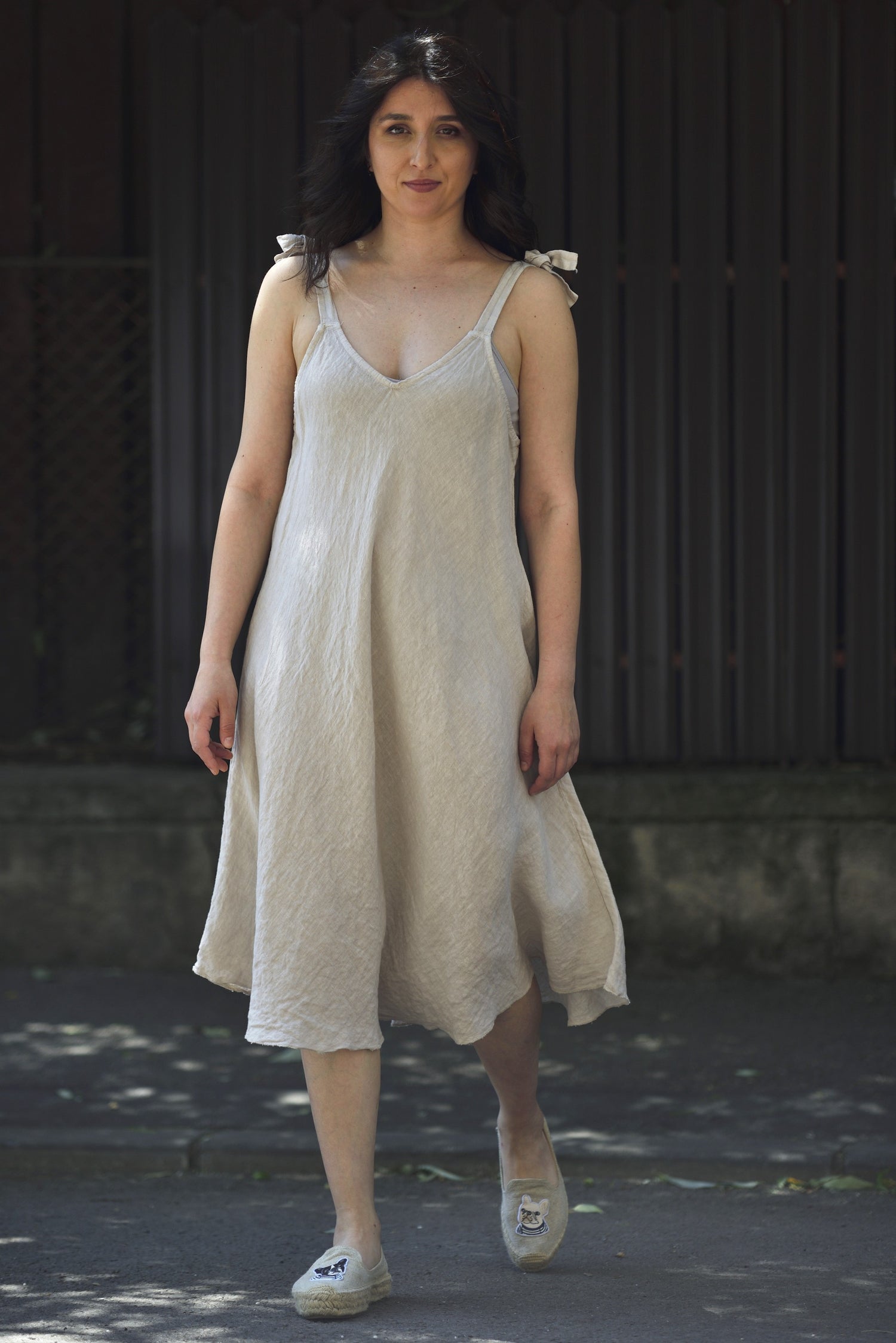 Rochie din in culoare bej deschis, croială lejeră, ideală pentru vară