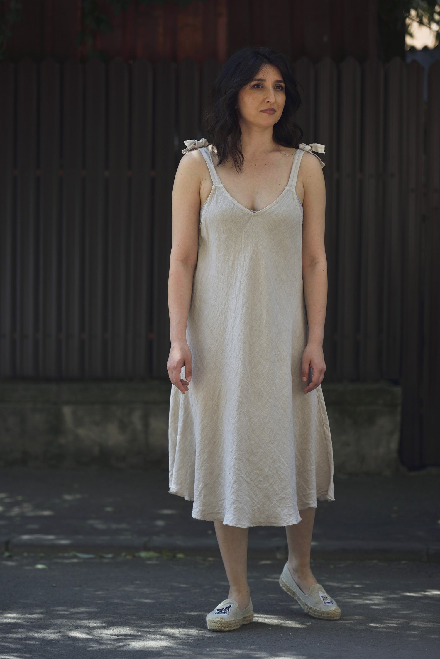 Rochie bej din in cu bretele fundiță, stil minimalist